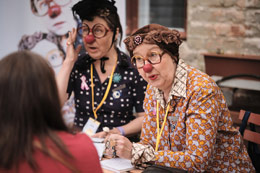 Festivaalivieraat pääsivät Gertrud Steinohrin ja Dahlia Humuksen runovastaanotolle... Kuva: Ville Kurki.