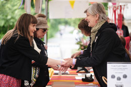 Ilman talkoolaisiaan Annikin Runofestivaali ei voisi toteutua! Lipunmyyntipisteen talkoolaiset työssään... Kuva: Ville Kurki.